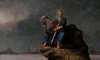 Yksityiskohta taideteoksesta. Kuvassa Väinämöinen istuu kivellä, jota ympäröi vesi. Hän soittaa isoa harppua.