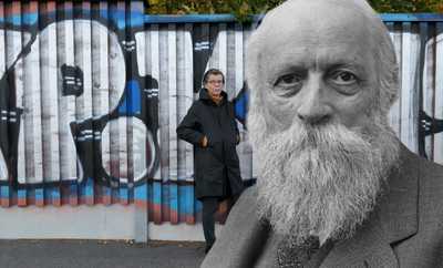 Kuvakollaasi, jossa mustapukuinen Päivi Mehtonen seisoo graffitiseinän edessä ja etualalla on mustavalkoinen parrakkaan Martin Buberin rintakuva.