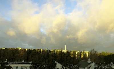 Maisemakuva Vuosaaresta, klassinen dramaattinen pilvinen taivas, kaupunkirakennuksia, metsää